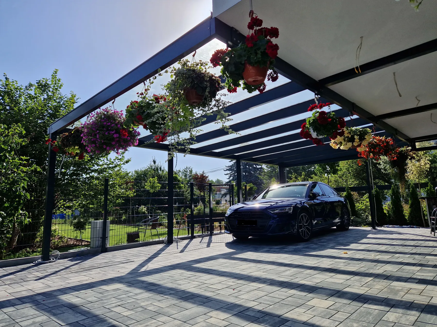 Rzeszów, nowoczesna wiata garażowa z aluminium i szkła